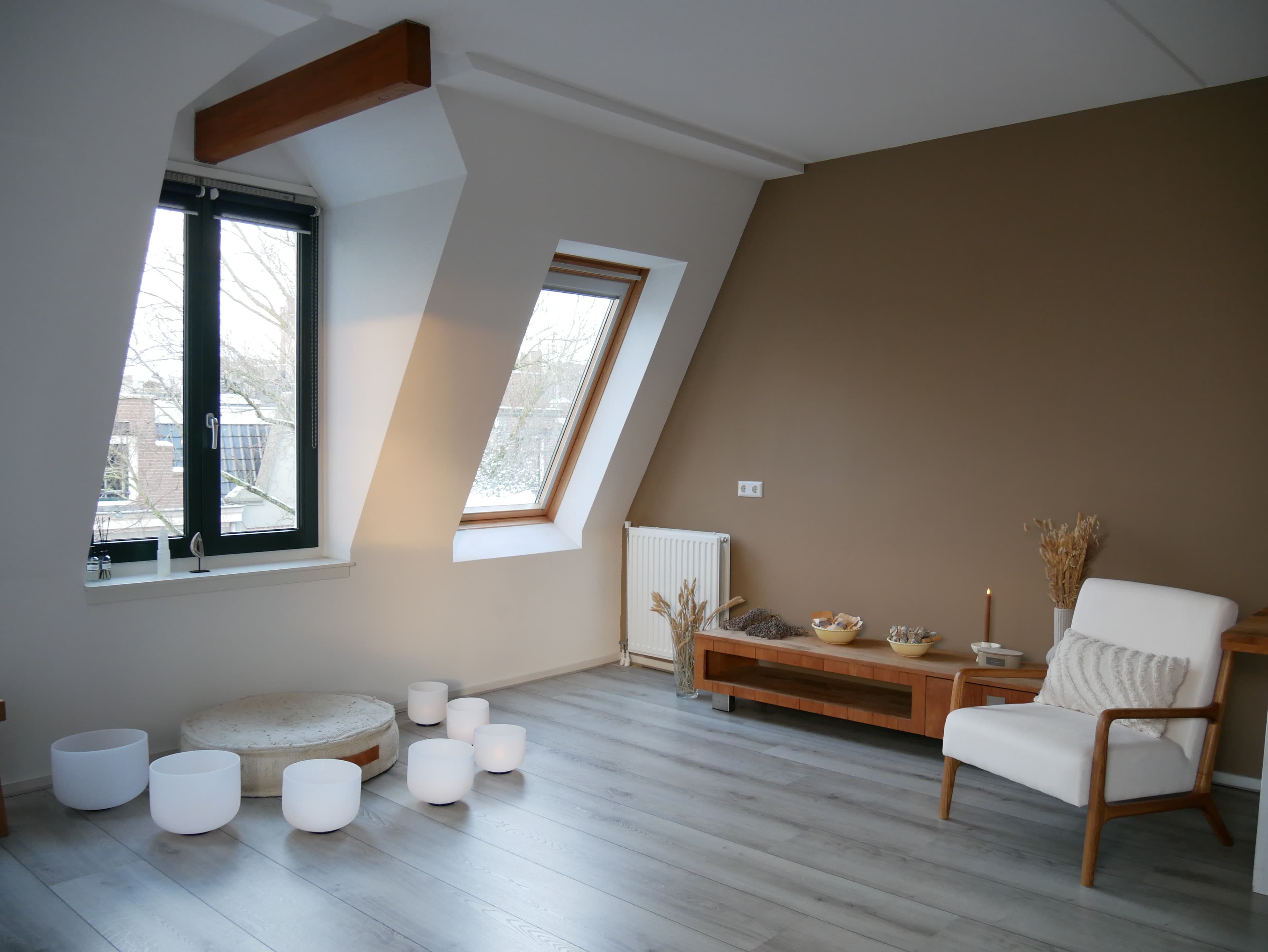 Rustige ruimte met klankschalen en meditatiekussens