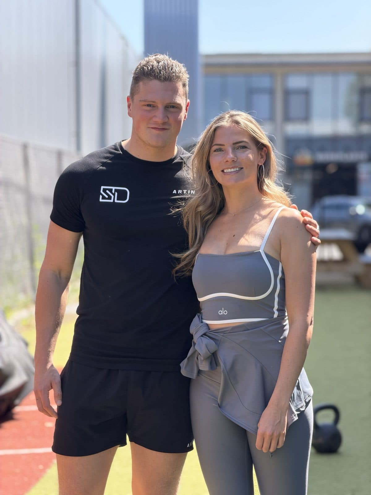 Rosa en Bart samen buiten, in sportkleding