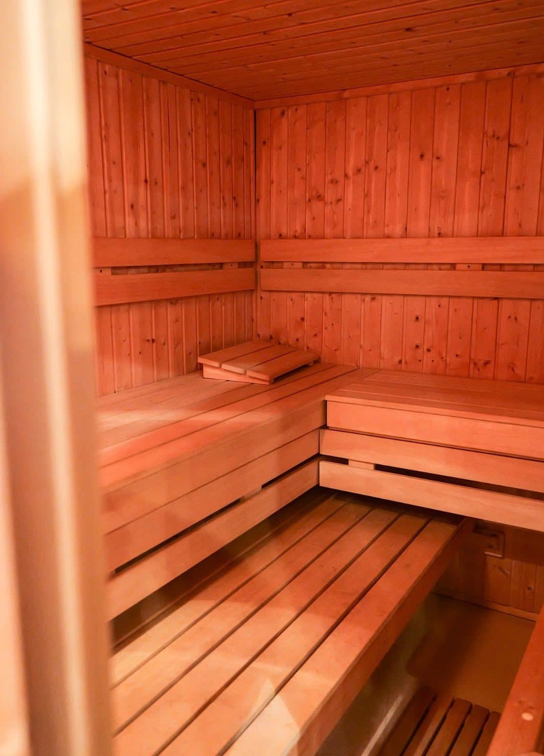 Houten sauna met warm licht
